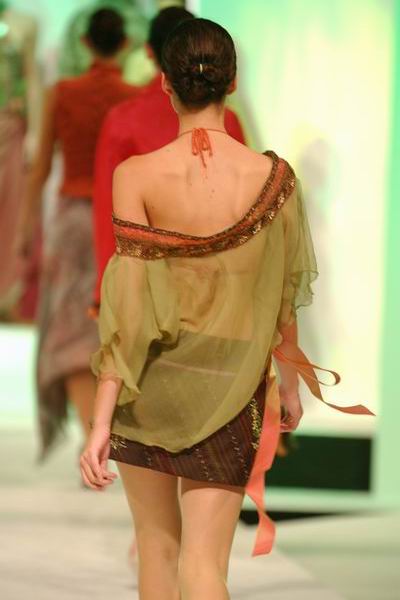 Singapore Fashion Week '03 - Madeleine Wong