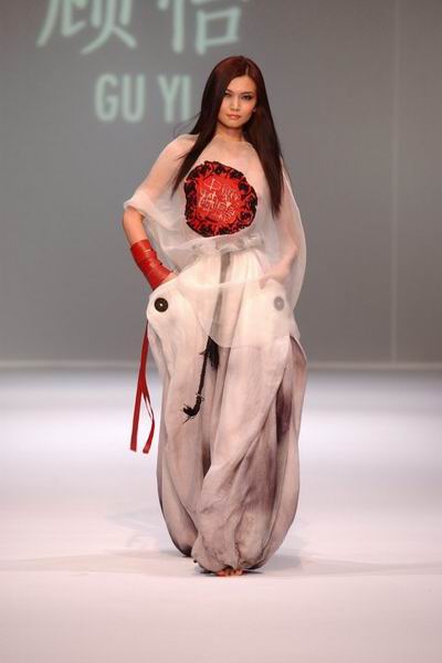 Paris Fashion Week - Spring '04 - Gu Yi