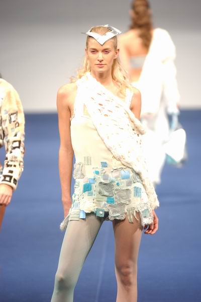 Hong Kong Fashion Week 2004 - Break The Ice by LokLai Ming
