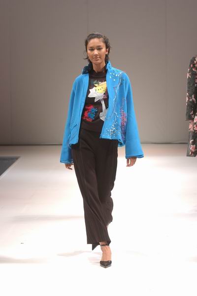 Hong Kong Fashion Week 2004 - HuiLing Lee Taiwan