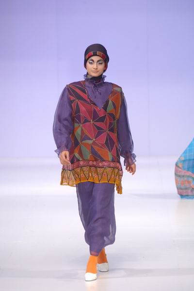 Hong Kong Fashion Week 2004 - Iva Lativa Indonesia