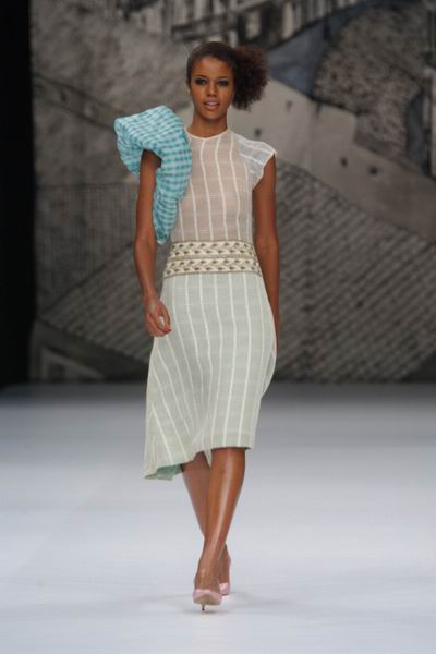 Rio de Janeiro Fashion Week Winter 2004 - Lara Santana