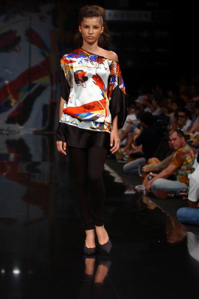 Rio de Janeiro Fashion Week Winter 2004 - Victor Dezenk
