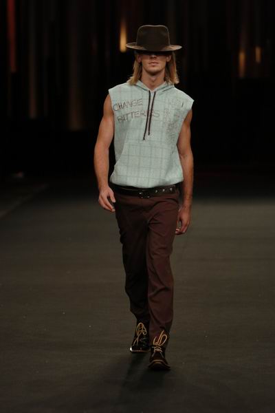 Sao Paulo Fashion Week Winter 2004 - V Rom