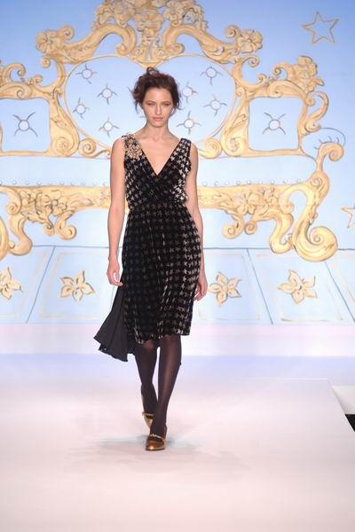 Olympus Fashion Week NY Fall 2004 - Nanette Lapore