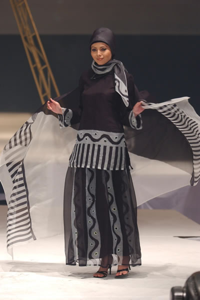 Bali Fashion Week Spring-Summer 2005 - Hennie Noer