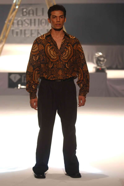 Bali Fashion Week Spring-Summer 2005 - Iwan Tirta