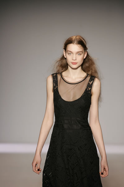 London Fashion Week 2005-2006 - Nicole Farhi Details